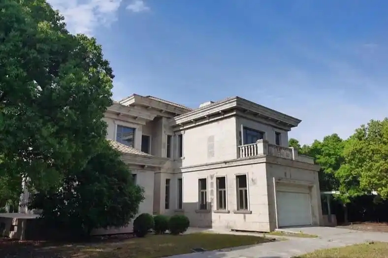 Chi 10 tỷ đồng mua 6 căn biệt thự rồi bỏ quên, 20 năm sau người đàn ông phát hiện có người sống bên trong: “Anh không có quyền lấy lại”- Ảnh 1.