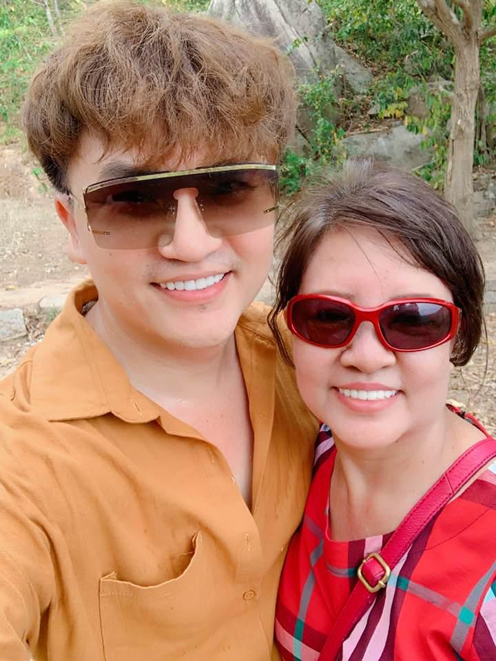 Đám tang mẹ MC Đại Nghĩa: Trường Giang - Nhã Phương và dàn sao đến viếng trong đêm, 1 nữ diễn viên gây xúc động- Ảnh 2. Đám tang mẹ MC Đại Nghĩa: Trường Giang - Nhã Phương và dàn sao đến viếng trong đêm, 1 nữ diễn viên gây xúc động- Ảnh 2.