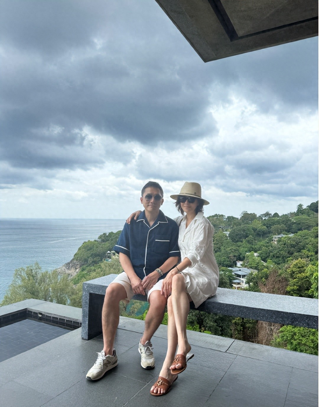 Lưu Gia Linh khoe đôi chân thon dài ở tuổi 59 bên cạnh Lương Triều Vỹ, tình yêu vẫn bền vững qua 3 thập kỷ- Ảnh 1.