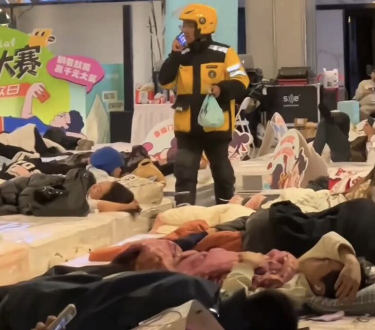 Cuộc thi nằm im trên đệm càng lâu càng tốt: Kịch tính đến mức hàng triệu người theo dõi, người thắng cuộc sử dụng “chiêu độc”- Ảnh 2.