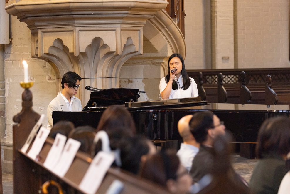 Tang lễ nơi xứ người của cặp song sinh người Việt tử vong trong tai nạn xe: Gia đình chỉ có thể xem qua livestream, không đủ chi phí để đưa hai con về an táng- Ảnh 6.