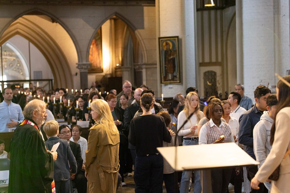 Tang lễ nơi xứ người của cặp song sinh người Việt tử vong trong tai nạn xe: Gia đình chỉ có thể xem qua livestream, không đủ chi phí để đưa hai con về an táng- Ảnh 4.