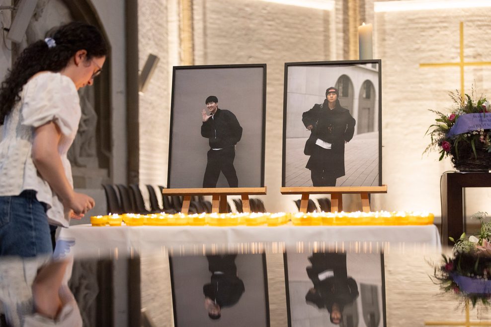 Tang lễ nơi xứ người của cặp song sinh người Việt tử vong trong tai nạn xe: Gia đình chỉ có thể xem qua livestream, không đủ chi phí để đưa hai con về an táng- Ảnh 2.