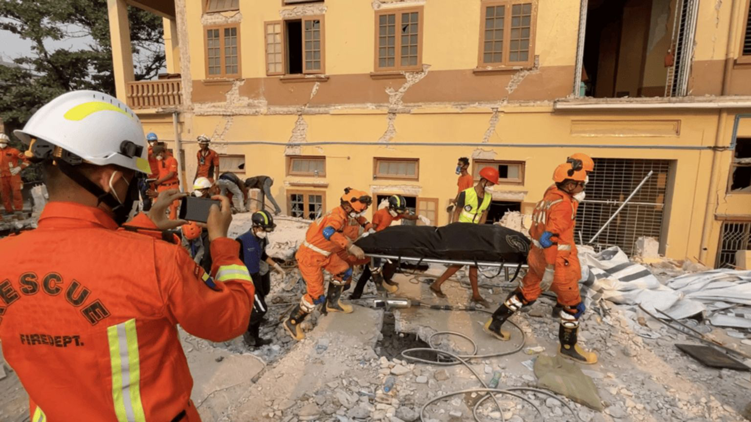 Vợ chồng ôm chặt nhau dưới lớp bê tông vỡ, những đứa trẻ mất cả bố lẫn mẹ: Myanmar oằn mình giữa tiếng khóc nghẹn và những cái chết không lời từ biệt- Ảnh 2.