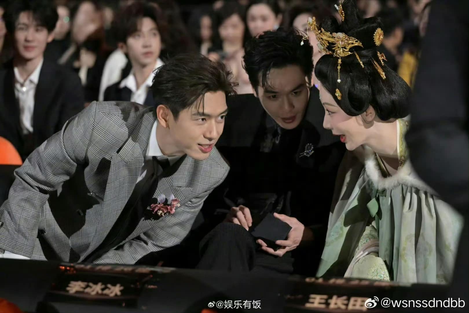 Hot nhất Đêm hội Weibo: Dương Tử - Lý Hiện làm hành động giống hệt Lâm Tâm Như - Hoắc Kiến Hoa Hot nhất Đêm hội Weibo: Dương Tử - Lý Hiện làm hành động giống hệt Lâm Tâm Như - Hoắc Kiến Hoa