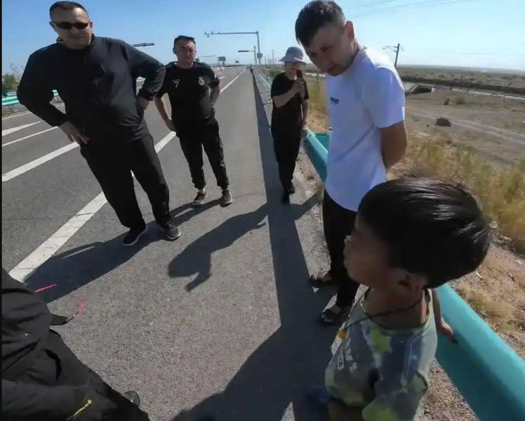 Bỏ mặc con trai nhỏ giữa cao tốc để “dạy” con nghe lời, người bố nói gì mà gây bức xúc?- Ảnh 2. Bỏ mặc con trai nhỏ giữa cao tốc để “dạy” con nghe lời, người bố nói gì mà gây bức xúc?- Ảnh 2.