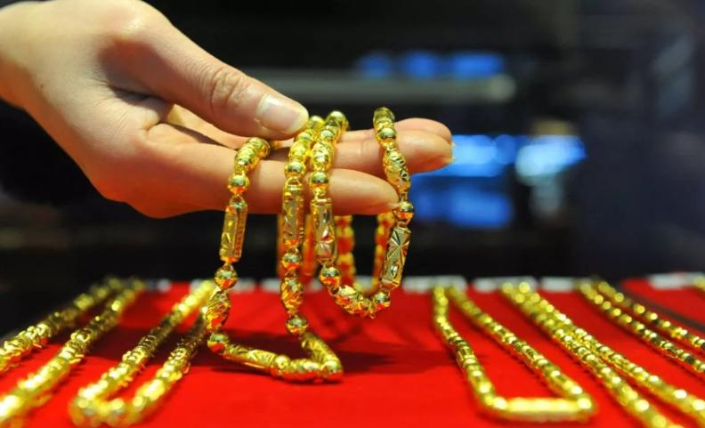 Rút sổ tiết kiệm hơn 800 tỷ đồng mua vàng, 10 năm sau sinh lời 130%, người phụ nữ thừa nhận: “Tôi lãi đậm nhưng lúc nào cũng lo lắng, thấp thỏm”- Ảnh 1.