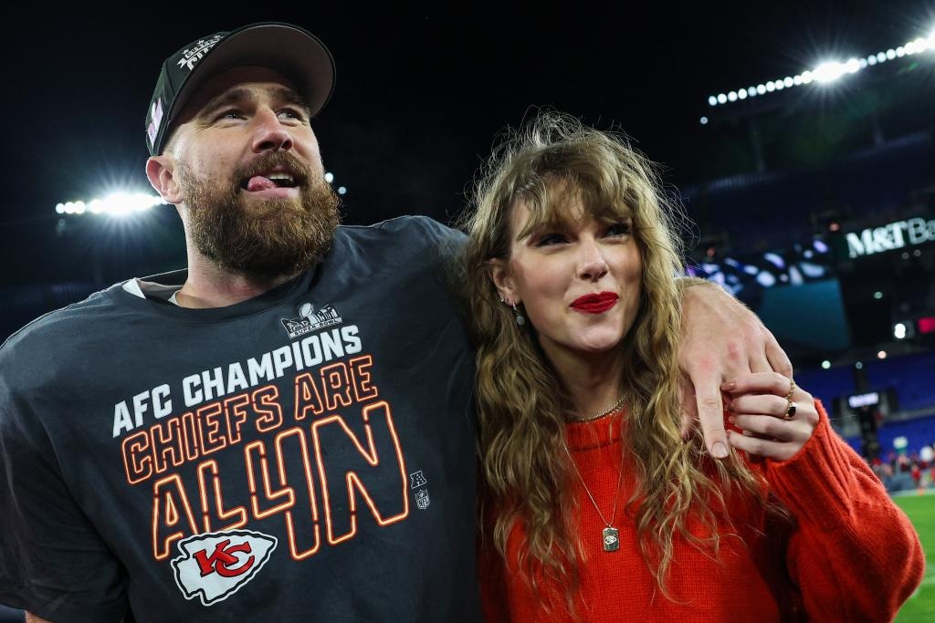 Lễ đính hôn của Taylor Swift và Travis Kelce: Bố chồng công khai