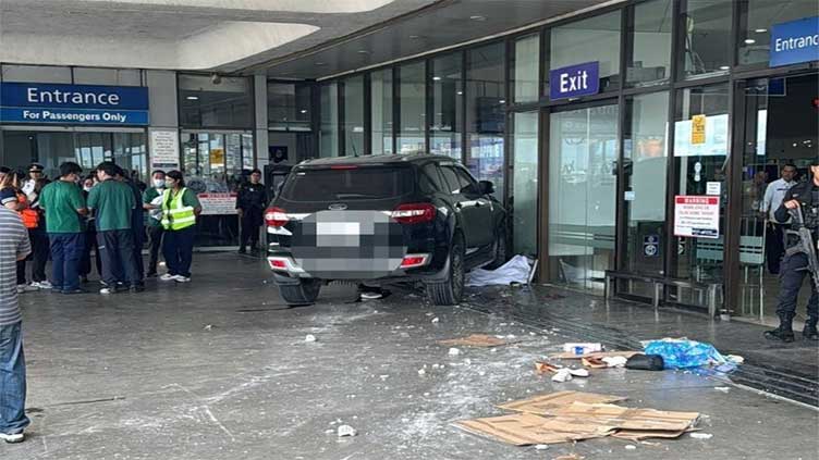 Ô tô lao vào giữa nhà ga sân bay tại Philippines khiến nhiều người thương vong: Cảnh tượng hỗn loạn tại hiện trường- Ảnh 1.
