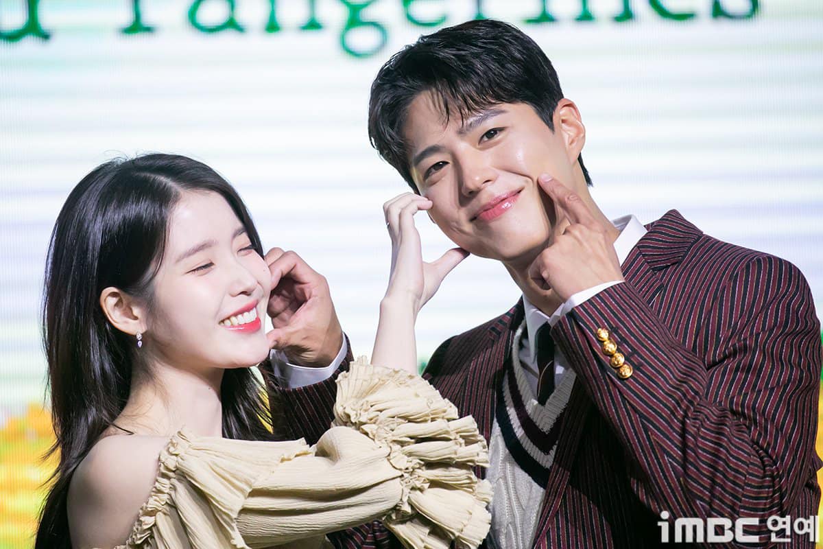 Clip hot: IU làm gì Park Bo Gum mà khiến tài tử bấn loạn, hoảng hồn,
