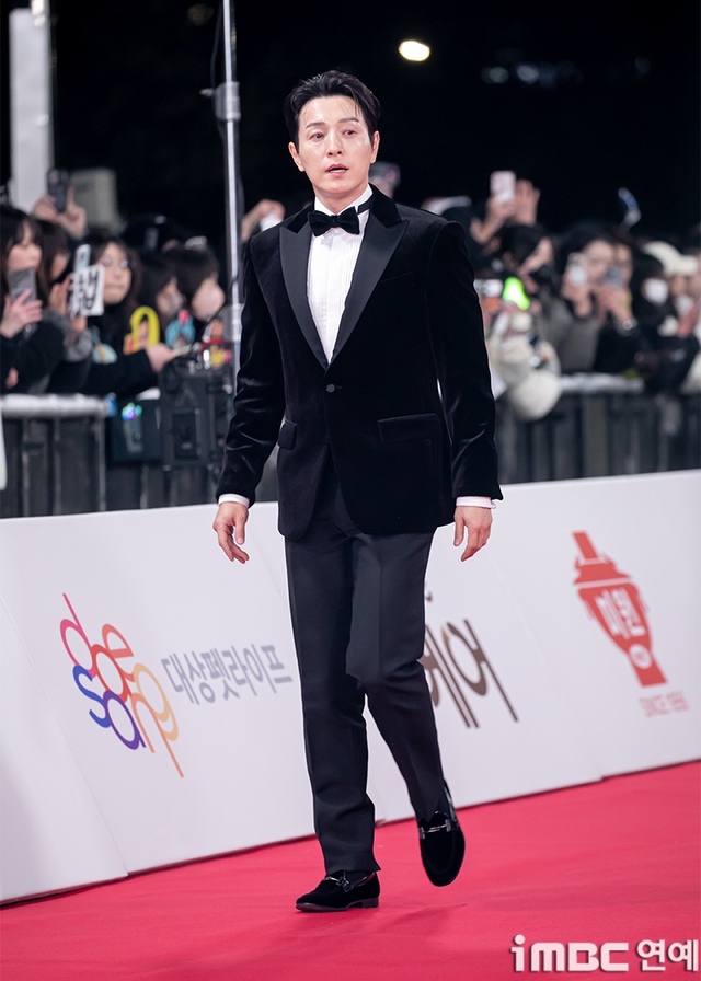 Siêu thảm đỏ Rồng Xanh 2025: Hyun Bin - Son Ye Jin chiếm trọn spotlight, Yoona (SNSD) rực rỡ như đóa hoa hồng- Ảnh 28.