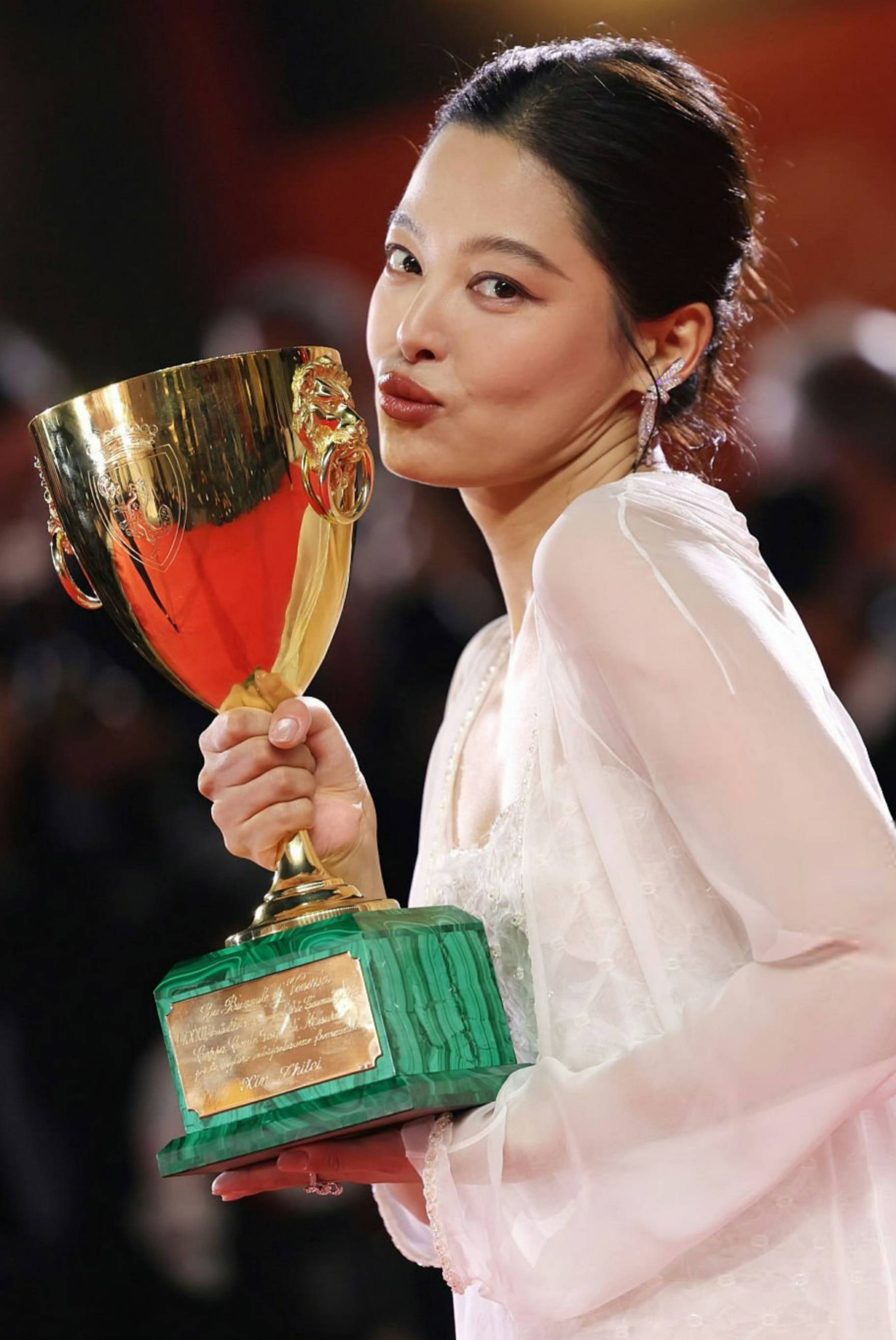 Tân Chỉ Lôi ở ẩn sau khi đoạt giải Liên hoan phim Venice- Ảnh 1.