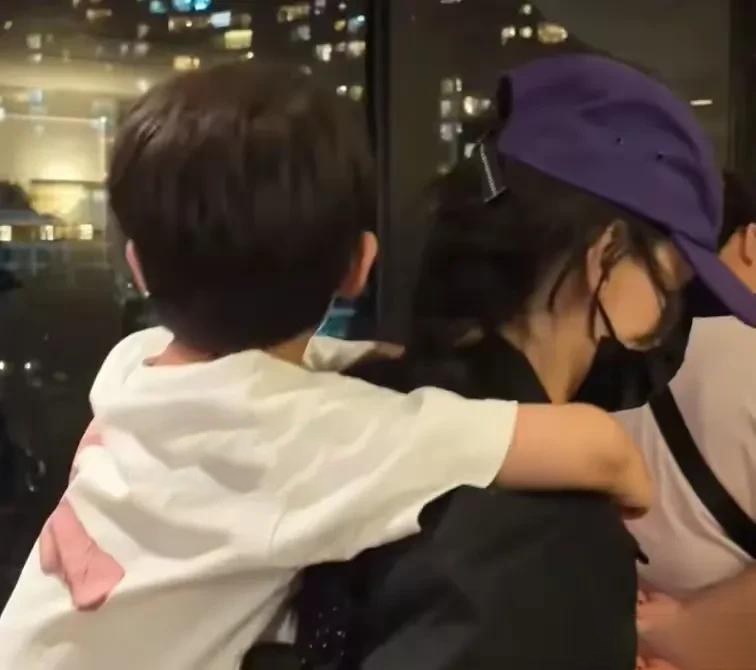 Con trai út của Trương Bá Chi lộ diện: Mới 6 tuổi đã “đốn tim” netizen, ngoại hình được khen vượt cả hai anh- Ảnh 1.