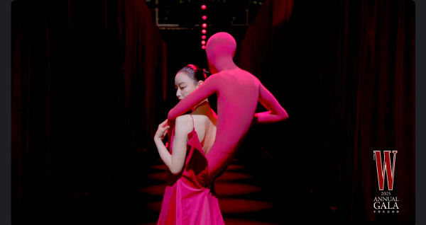 Siêu thảm đỏ hot nhất tối nay: Nhiệt Ba trưng trổ body