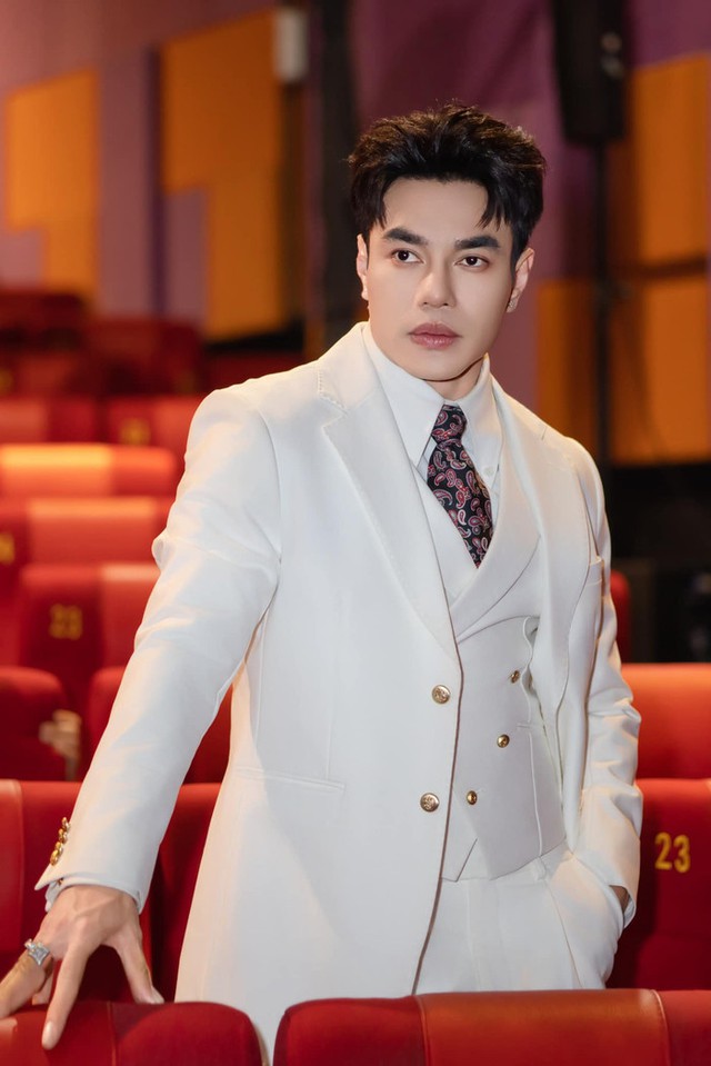 Sao nam Việt nghiện phẫu thuật thẩm mỹ: Từng cứ 10 ngày lại đi chỉnh sửa 1 lần, bị tụt sụn mũi khi đang chạy bộ- Ảnh 1.