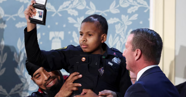 Ông Trump nhận cậu bé bệnh nhân ung thư 13 tuổi làm mật vụ 9 15221531 1741166529135 17411665292931787969014 6 0 456 720 crop 17411665383701541923534png