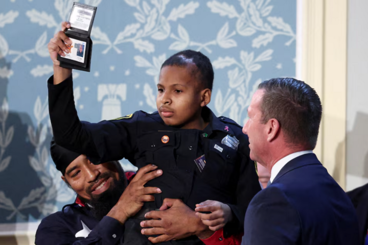 Ông Trump nhận cậu bé bệnh nhân ung thư 13 tuổi làm mật vụ- Ảnh 1. Ông Trump nhận cậu bé bệnh nhân ung thư 13 tuổi làm mật vụ- Ảnh 1.