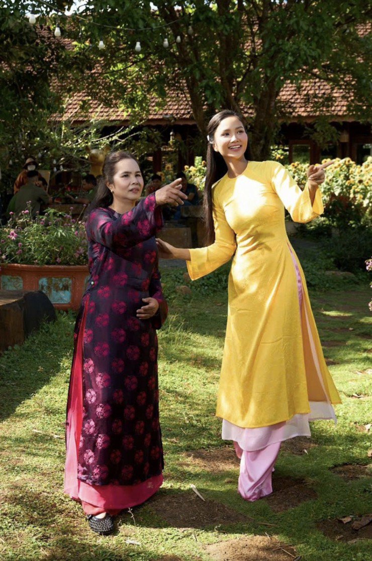 Mẹ đẻ H'Hen Niê hiếm hoi lộ diện sau khi con gái kết hôn - 2