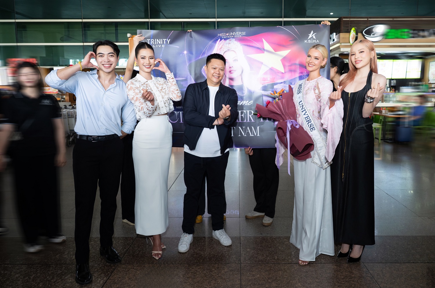 Miss Universe 2024 Victoria Kjær Theilvig Jakrajutatip mặc áo bà ba đến thăm Việt Nam- Ảnh 2.