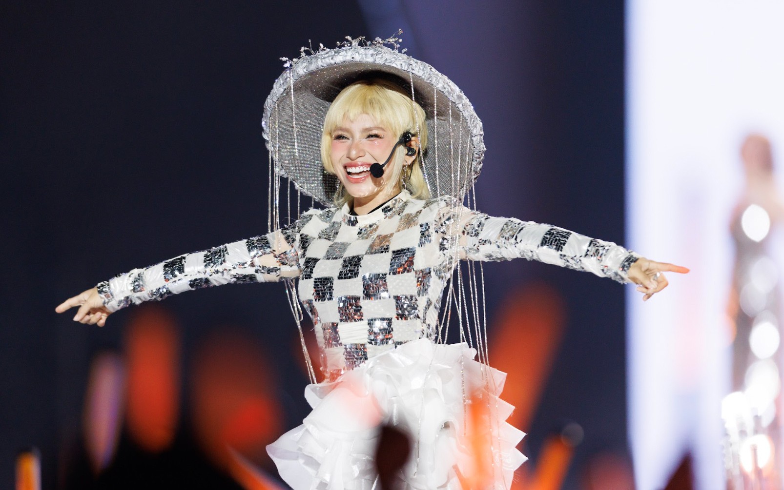 9-1744679982-221-width1606height1005 'Trầy da tróc vảy' với 48 chị đẹp - 8