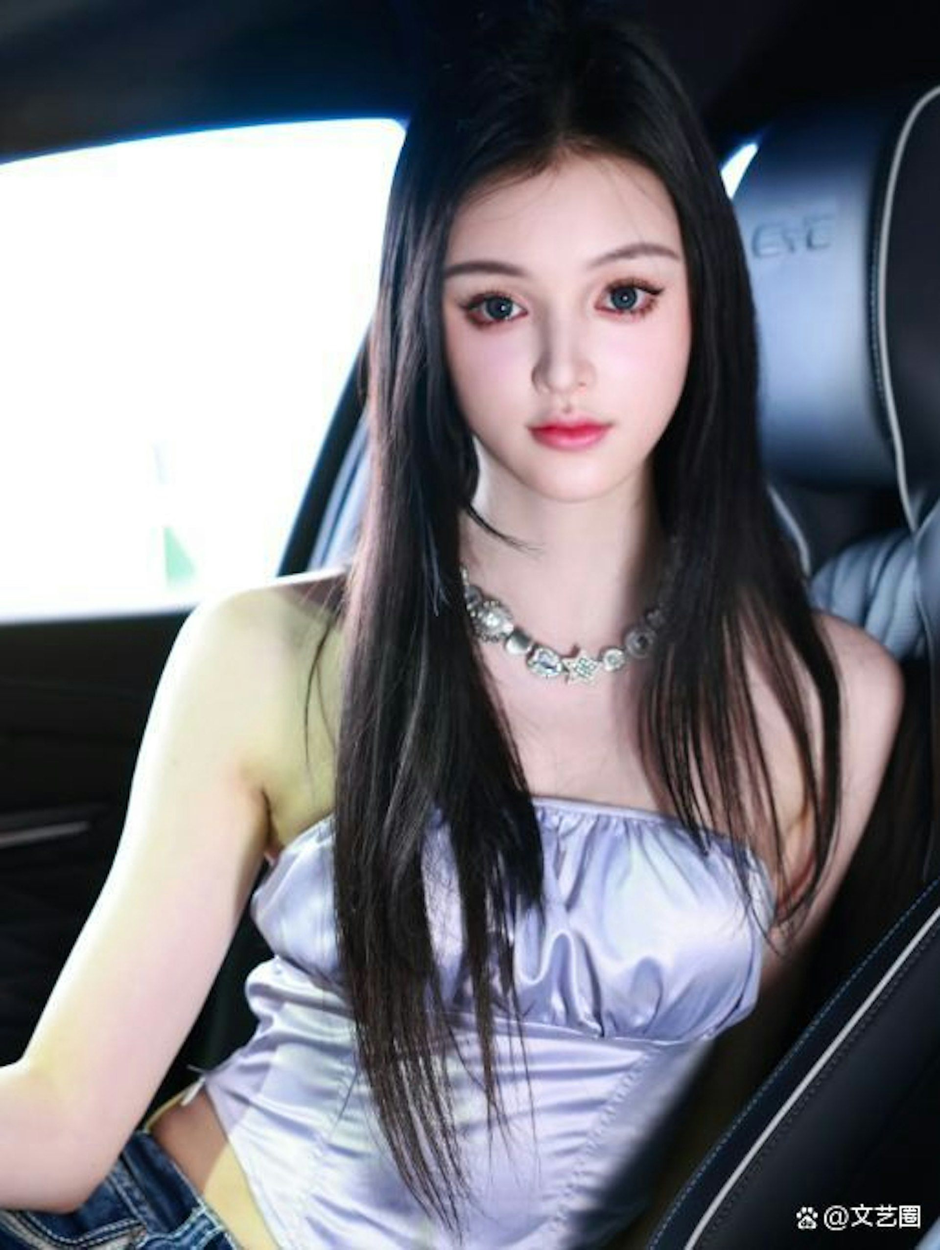 9-1745565555-497-width1920height2553 Cô gái xinh đẹp như AI cầm bảng chỉ dẫn tại hội thao gây sốt - 5