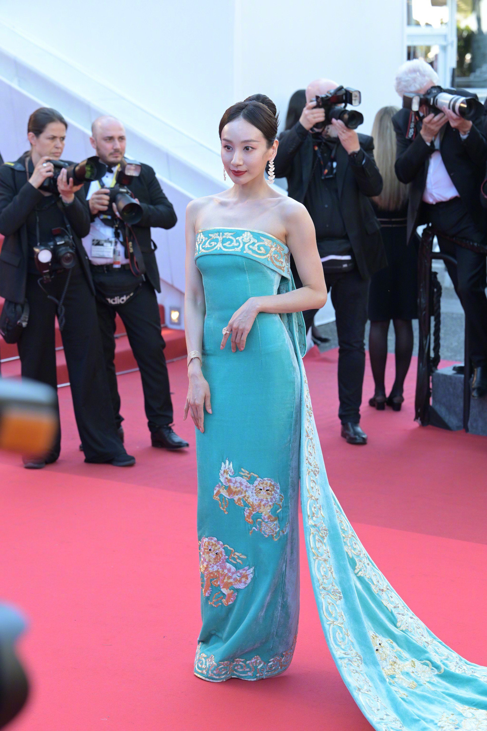 Chân Tử Đan dẫn vợ hoa hậu lên thảm đỏ Cannes, tỷ phú Amazon bị mạo danh - 10