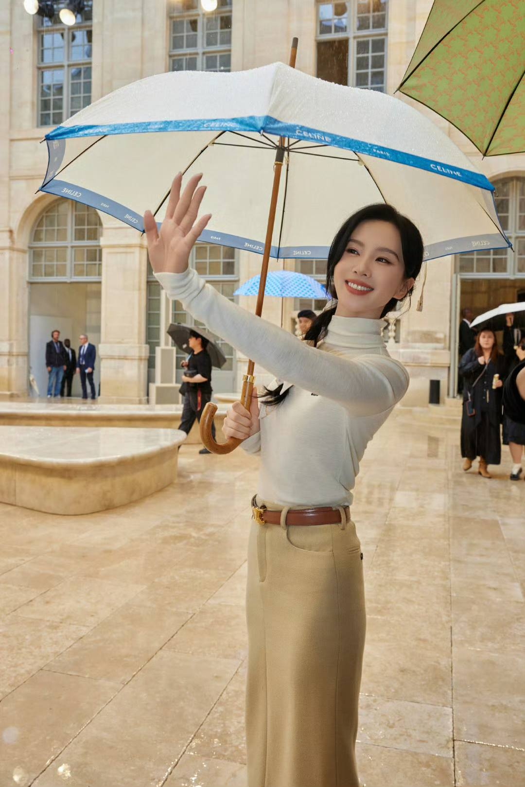 Nhan sắc của mỹ nhân hạng A này lạ lắm: Lên phim lờ đờ như 3 ngày không ngủ, ngoài đời