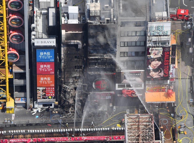 Cháy lớn tại khu phố sầm uất ở Osaka khiến 2 lính cứu hoả thiệt mạng, nhiều người nhập viện, huy động 70 xe chữa cháy- Ảnh 1. Cháy lớn tại khu phố sầm uất ở Osaka khiến 2 lính cứu hoả thiệt mạng, nhiều người nhập viện, huy động 70 xe chữa cháy- Ảnh 1.