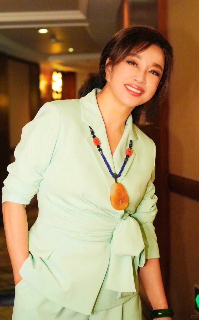 Vì sao Lưu Hiểu Khánh được mệnh danh là “Nữ hoàng phỉ thúy” của showbiz Hoa ngữ?- Ảnh 4.