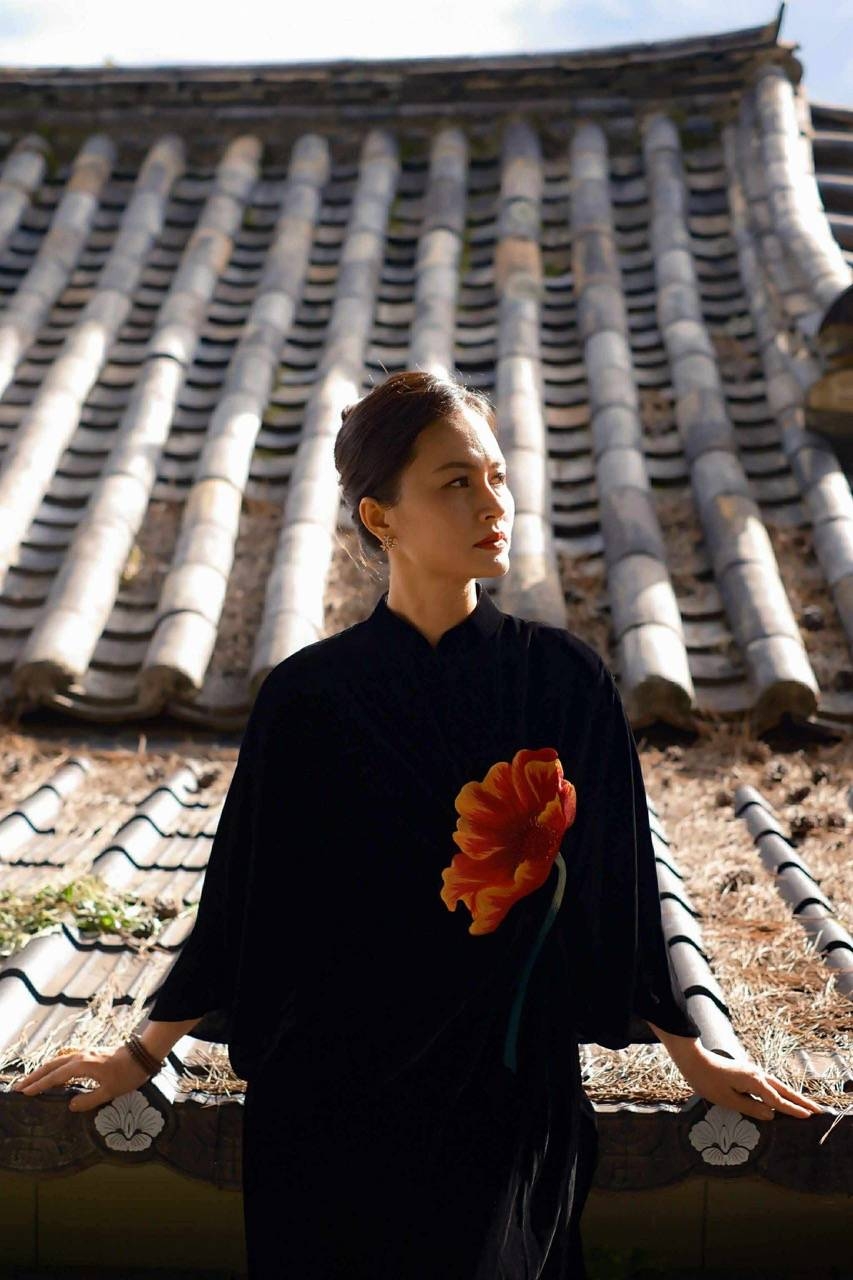 Sốc visual đại mỹ nhân vào vai Hoàng hậu quyền lực nhất Việt Nam, 30 năm nhan sắc không đổi mới đáng nể- Ảnh 10.