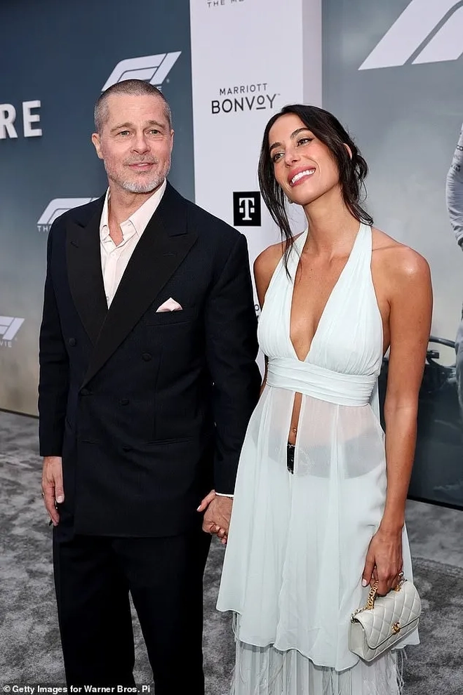 Brad Pitt bên bạn gái kém 29 tuổi- Ảnh 7. Brad Pitt bên bạn gái kém 29 tuổi- Ảnh 7.