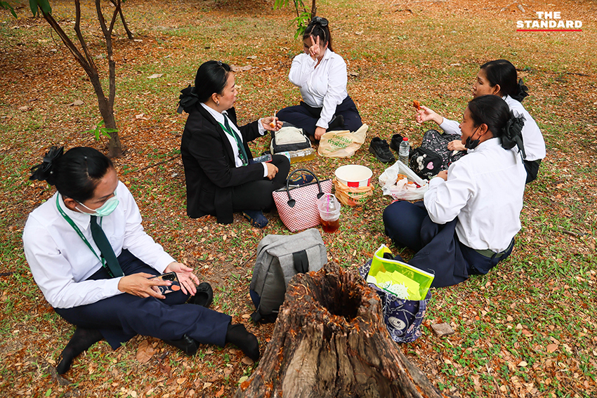 Bị cảnh báo động đất phải sơ tán khỏi các tòa nhà, dân văn phòng Thái Lan kéo nhau ra công viên làm việc tiếp- Ảnh 7.