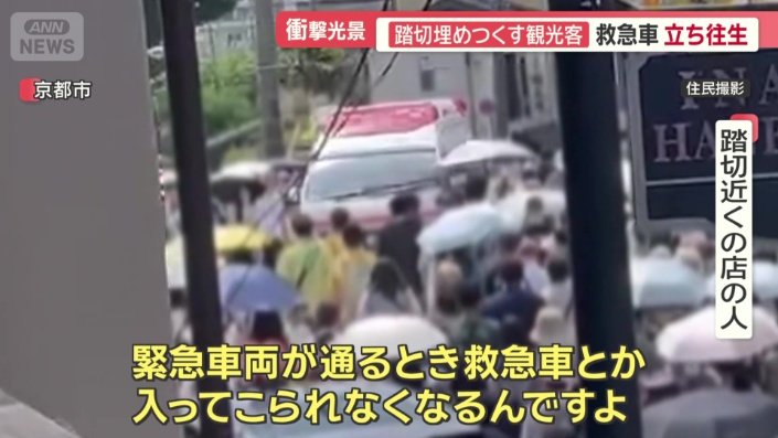 Khách du lịch tràn ra đường ray nổi tiếng Khách du lịch tràn ra đường ray nổi tiếng