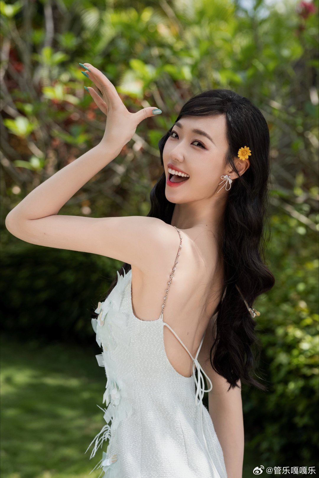 Căn nhà như bãi rác, quần áo chất đống, nấm mọc thành chùm của nữ diễn viên