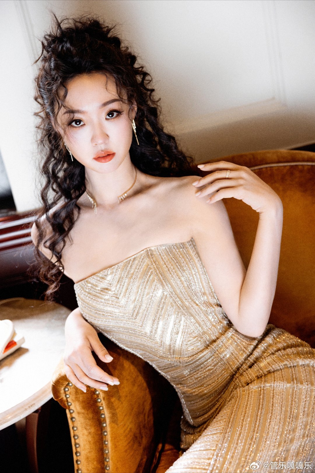 Căn nhà như bãi rác, quần áo chất đống, nấm mọc thành chùm của nữ diễn viên