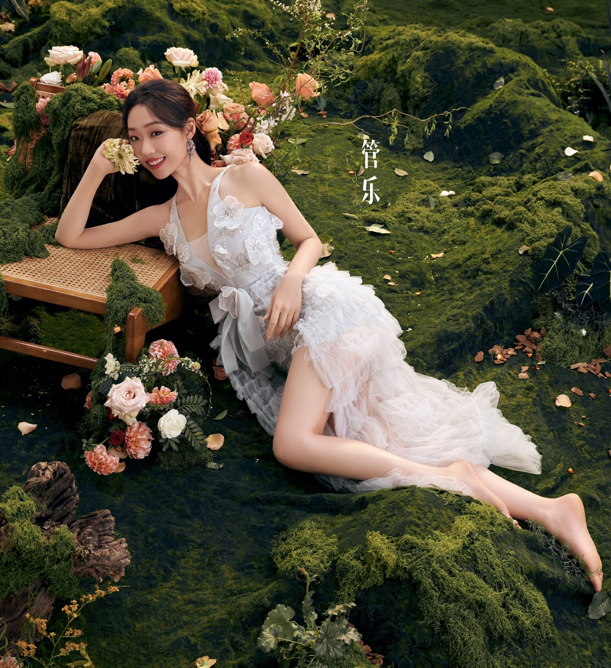 Căn nhà như bãi rác, quần áo chất đống, nấm mọc thành chùm của nữ diễn viên