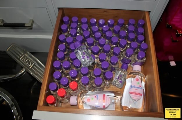 Vụ xét xử Diddy: Clip nóng của tình cũ ông trùm bị chiếu trên tòa, FBI công bố ảnh gây sốc- Ảnh 6.