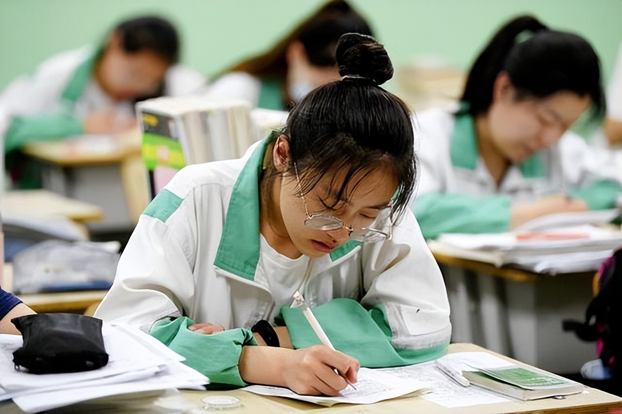 Nữ sinh thi đỗ ĐH top đầu nhưng không thể nhập học vội báo cảnh sát, nhà trường lên tiếng: “Chúng tôi sẽ giúp em”- Ảnh 1.