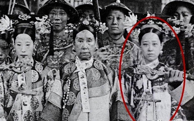Bộ ảnh hiếm chụp thời nhà Thanh hơn 100 năm trước: Ngỡ ngàng trước nhan sắc giai nhân đứng cạnh Từ Hi Thái hậu- Ảnh 1.