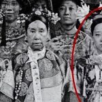 Bộ ảnh hiếm chụp thời nhà Thanh hơn 100 năm trước: Ngỡ ngàng trước nhan sắc giai nhân đứng cạnh Từ Hi Thái hậu 9122be3e1f494cedb5919107d69f69c2 1762849214857 17628492149271924517497 1762851731893 17628517321671559336488 0 20 636 1038 crop 1762851761432339730722jpeg