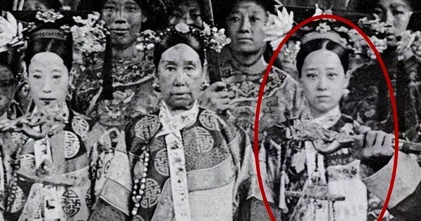 Bộ ảnh hiếm chụp thời nhà Thanh hơn 100 năm trước: Ngỡ ngàng trước nhan sắc giai nhân đứng cạnh Từ Hi Thái hậu 9122be3e1f494cedb5919107d69f69c2 1762849214857 17628492149271924517497 1762851731893 17628517321671559336488 0 20 636 1038 crop 1762851761432339730722jpeg