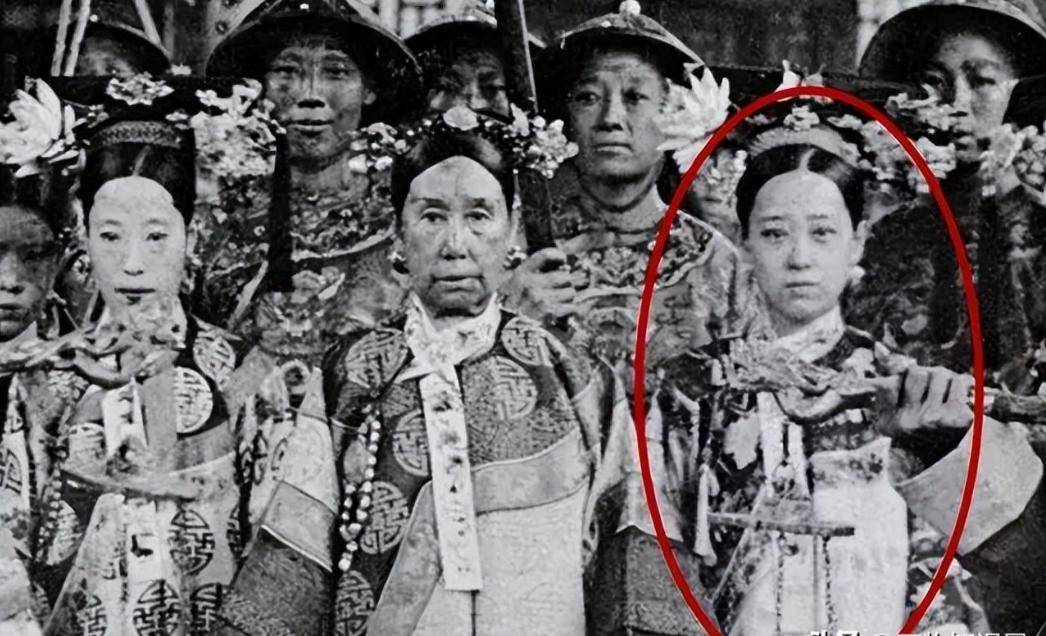 Bộ ảnh hiếm chụp thời nhà Thanh hơn 100 năm trước: Ngỡ ngàng trước nhan sắc giai nhân đứng cạnh Từ Hi Thái hậu- Ảnh 3.