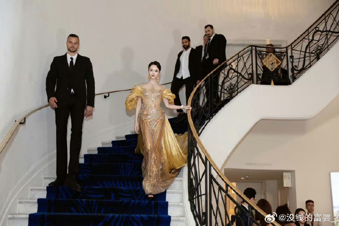 Lố nhất Cannes 2025: 1 mỹ nhân thuê hẳn 4 vệ sĩ lên thảm đỏ nhưng bị phóng viên ngó lơ!- Ảnh 4.