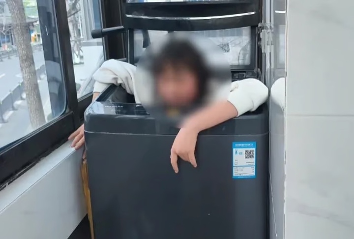 Giận mẹ, nữ sinh 12 tuổi chui vào máy giặt và mắc kẹt, đội cứu hộ phải ra tay- Ảnh 1. Giận mẹ, nữ sinh 12 tuổi chui vào máy giặt và mắc kẹt, đội cứu hộ phải ra tay- Ảnh 1.