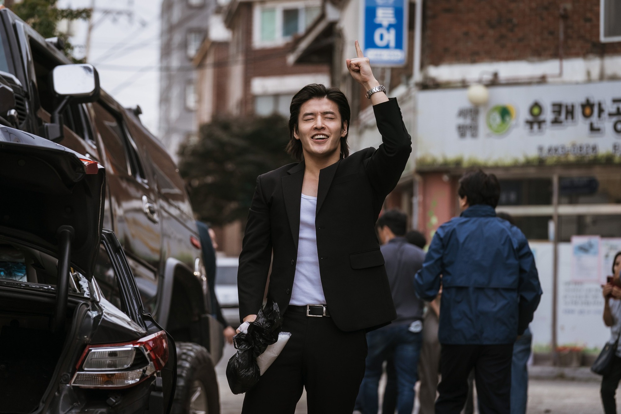 Mỹ nam đóng chính cùng lúc 2 phim Hàn đang hot rần rần, cả top 1 Netflix lẫn top 1 phòng vé mới đáng nể- Ảnh 10. Mỹ nam đóng chính cùng lúc 2 phim Hàn đang hot rần rần, cả top 1 Netflix lẫn top 1 phòng vé mới đáng nể- Ảnh 10.