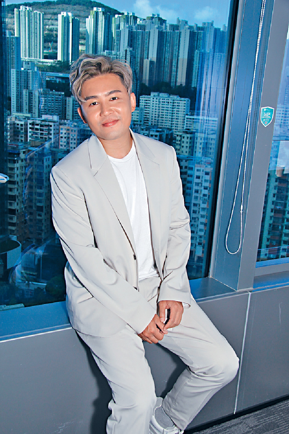 Nam diễn viên 8X bàng hoàng cảnh nhà tan nát, cửa kính vỡ tung, đồ đạc bị bão Wipha cuốn phăng- Ảnh 1.