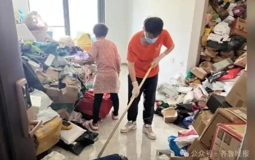 Bà lão U70 chi 7 tỷ mua sắm online, ngày ngày ngủ trong đống đồ ship vì “sợ bị mọi người vay tiền nên tiêu trước”- Ảnh 2.