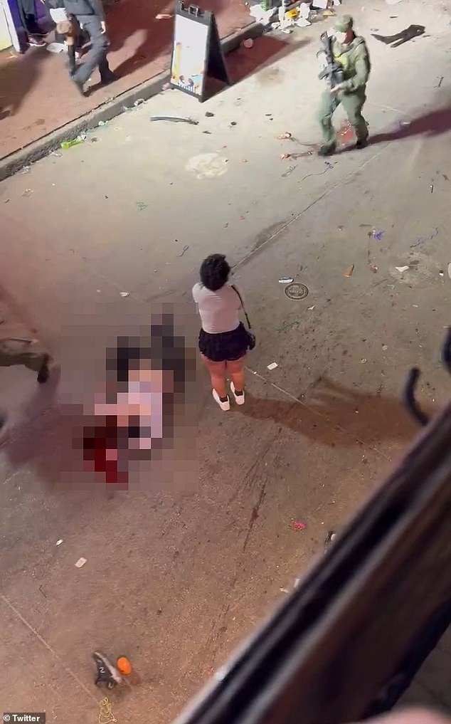 Xe điên lao vào đám đông đón năm mới tại Mỹ khiến ít nhất 45 người thương vong- Ảnh 2. Xe điên lao vào đám đông đón năm mới tại Mỹ khiến ít nhất 45 người thương vong- Ảnh 2.