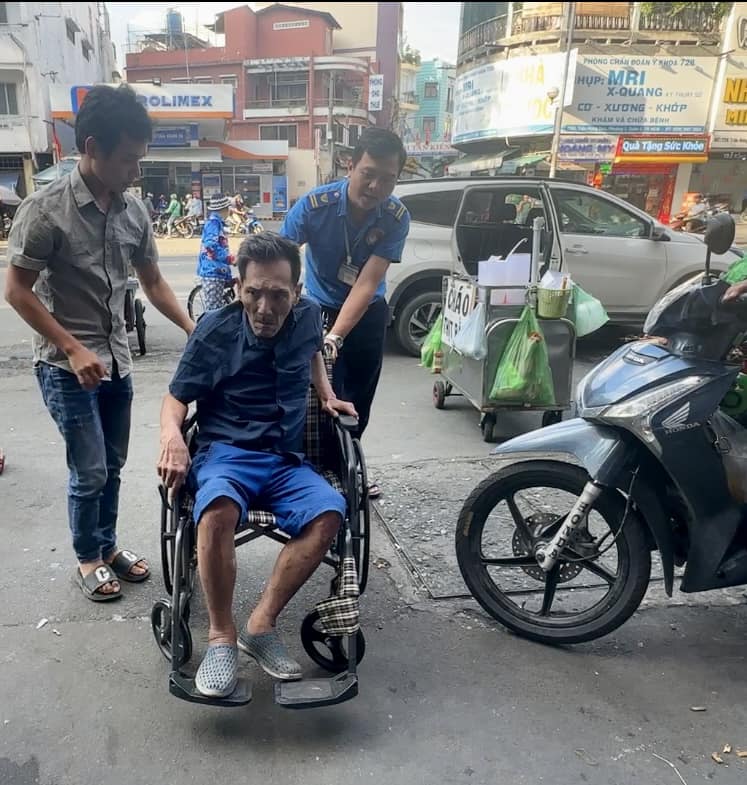 Tài tử đình đám Vbiz từng vung tay tiêu 3 cây vàng trong 1 đêm: Cuối đời sống nghèo khổ, bệnh tật đeo bám- Ảnh 7.