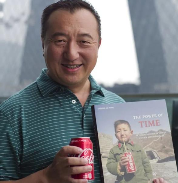 946-17500654217211325186906-1750083315769-1750083315933421471534-1761575288944-17615752891981405119642 "Cậu bé Trung Quốc đầu tiên uống Coca-Cola" bây giờ ra sao? 946 17500654217211325186906 1750083315769 1750083315933421471534 1761575288944 17615752891981405119642